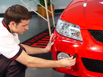 How to Repair Paint Chips on a Vehicle